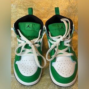 Nike Little Boys Jordan sneakers. Size 10C Green and White leather, lace front.